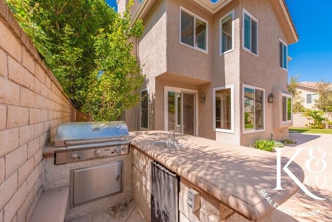 Building Photo - Magnificent 5 Bedroom Home in Desirable Oa...