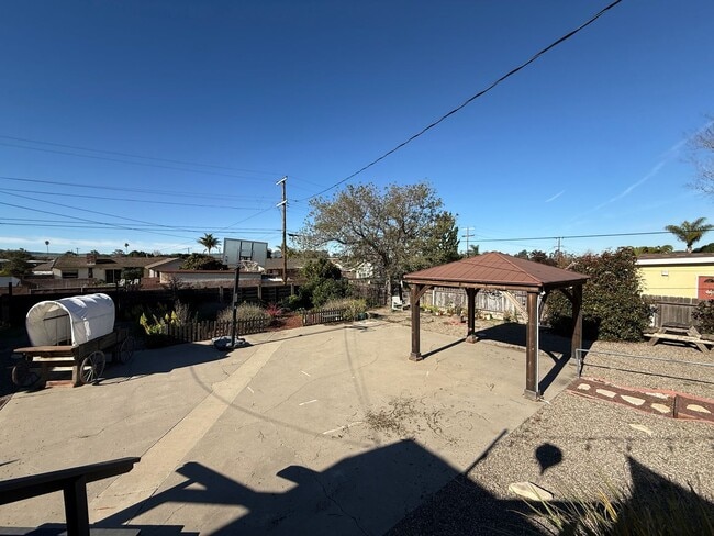 Building Photo - Stunning Fully Furnished 3 Bed-3 Bath Home with Den - Over 2300 Sq Ft.