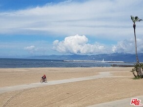 Building Photo - 380 Pershing Dr