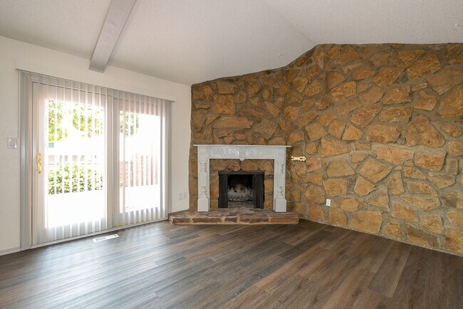 Building Photo - 3 Bed | 2 Bath Duplex in Central Tulsa!