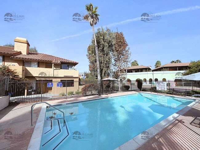 Building Photo - 3 Bed/2 Bath Two Story Townhome in Gated Community