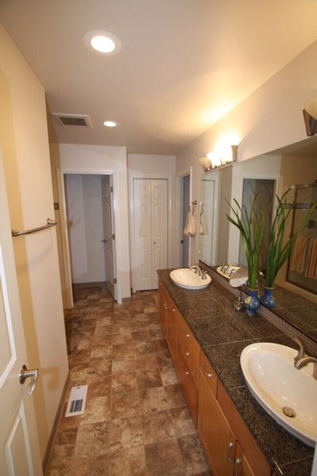 Building Photo - 3 Bed, 2.5 Bath Condo in Eagle River