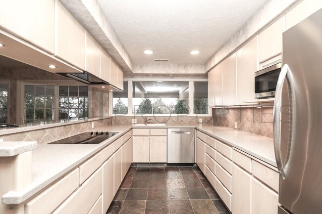 Building Photo - SPACIOUS MIDCENTURY HOME IN LONGVIEW'S CASCADE WAY NEIGHBORHOOD FOR RENT