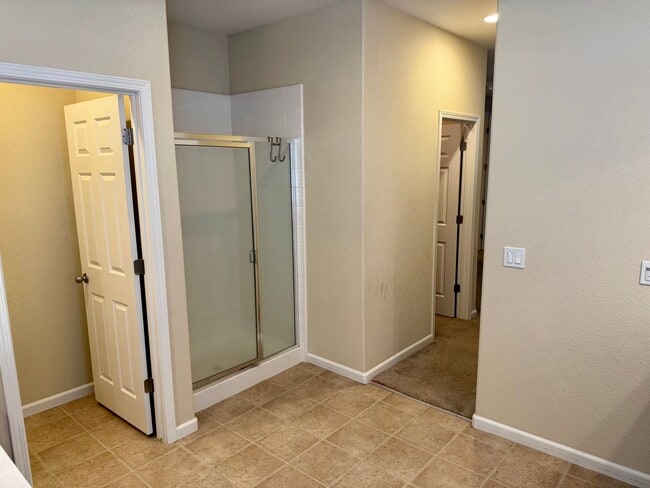 Building Photo - Spacious 4 Bedroom 3 1/2 Bath Home Available Now