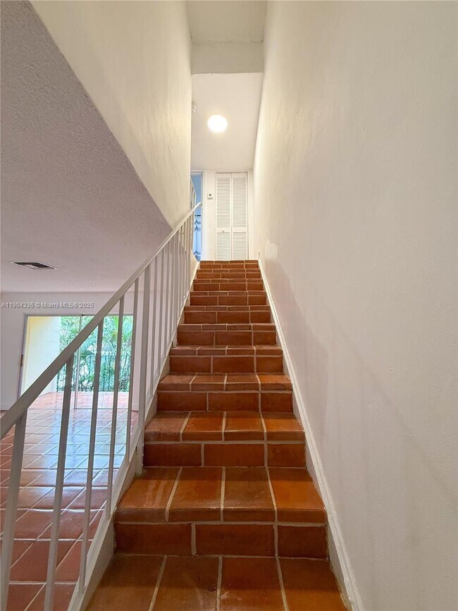 Building Photo - 11 Edgewater Dr