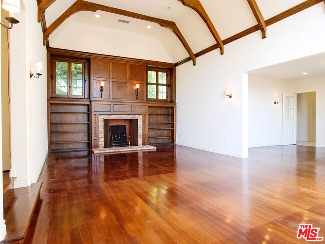 Building Photo - 2239 Vista Del Mar Pl