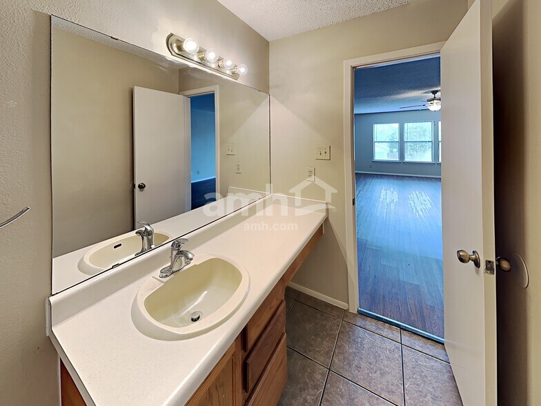 Building Photo - 6678 Snow Meadow Dr