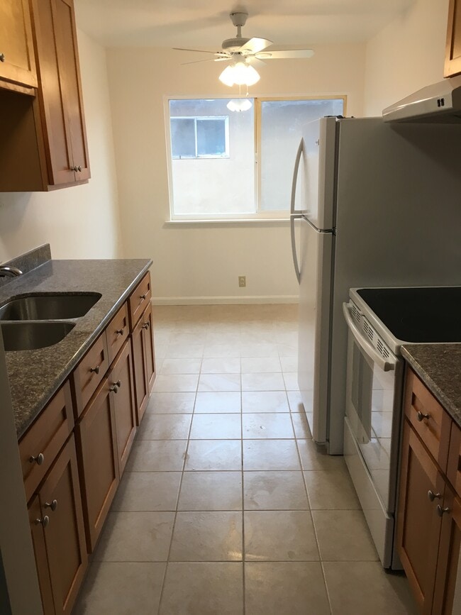 Building Photo - 976 College Dr