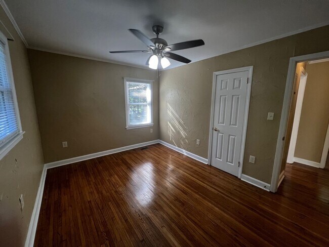 Building Photo - Three bedroom, 1 bath house in Burlington
