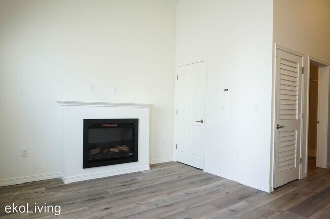 Building Photo - 560 1st Ave N