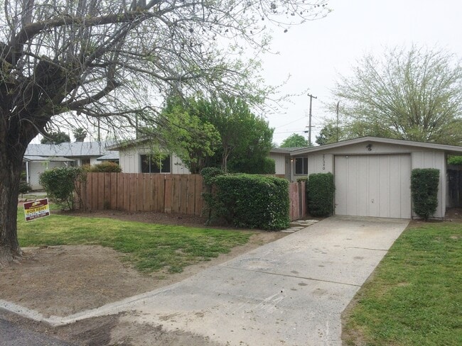 Primary Photo - 3 BEDROOM HOUSE! APPLY NOW!!