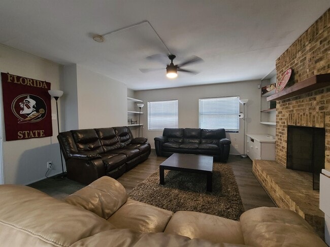 Building Photo - 207 Edwards St