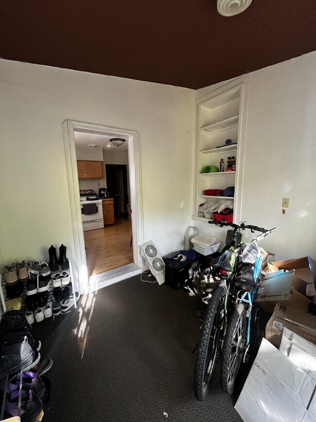 Building Photo - Huge 4 bed 1 bath very close to Water St. ...