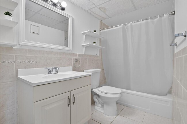 Building Photo - 220 Lakeview Dr