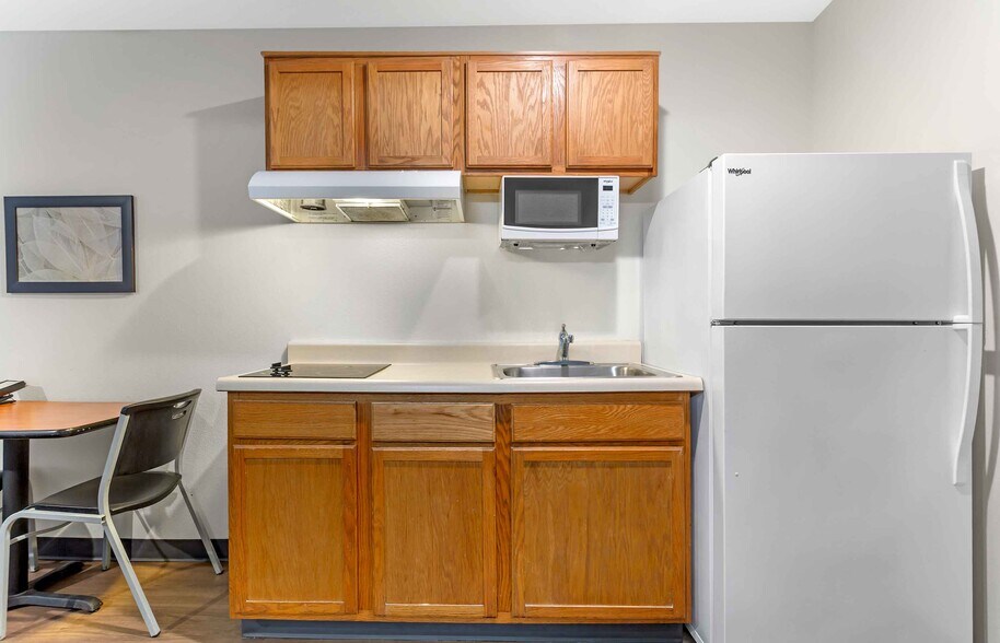 Building Photo - Furnished Studio-Fort Myers