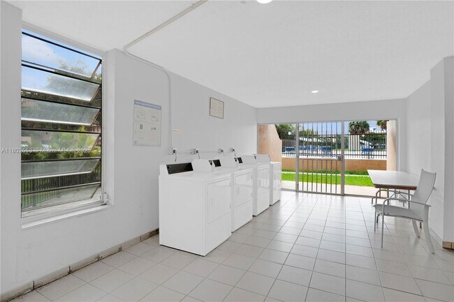 Building Photo - 8889 Fontainebleau Blvd