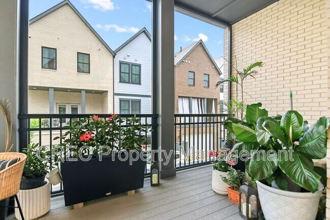 Building Photo - 1636 Florentia St