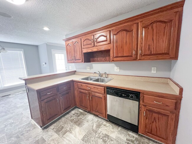 Building Photo - 3 Bedroom 2 Bathroom Home!