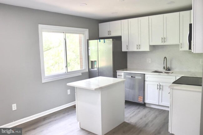 Building Photo - 1029 Kings Ct