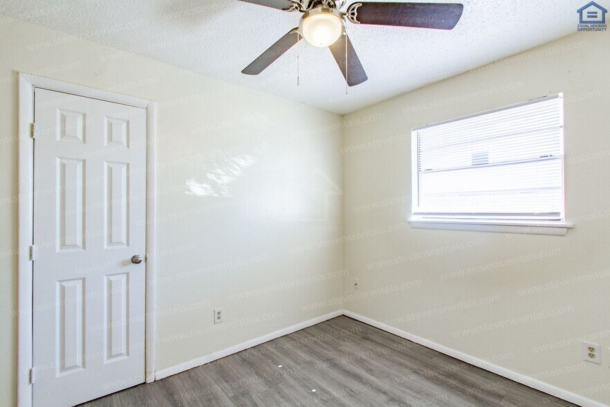 Building Photo - 717 SW Ranch Oak Blvd