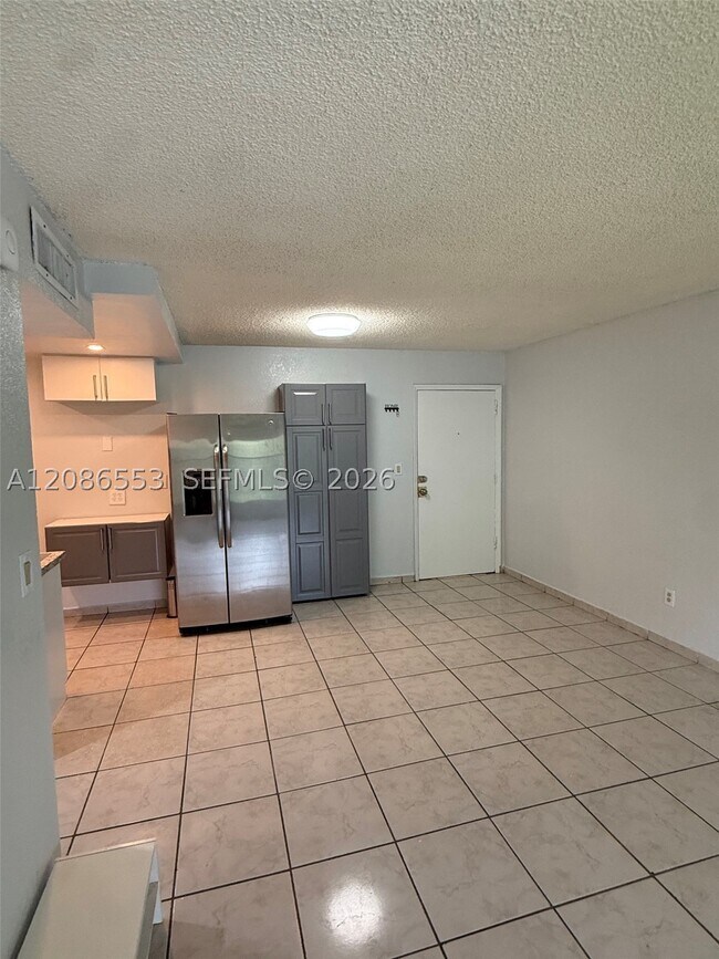 Building Photo - 606 W 81st St