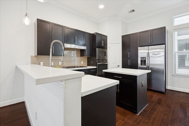 Building Photo - 405 N Nagle St