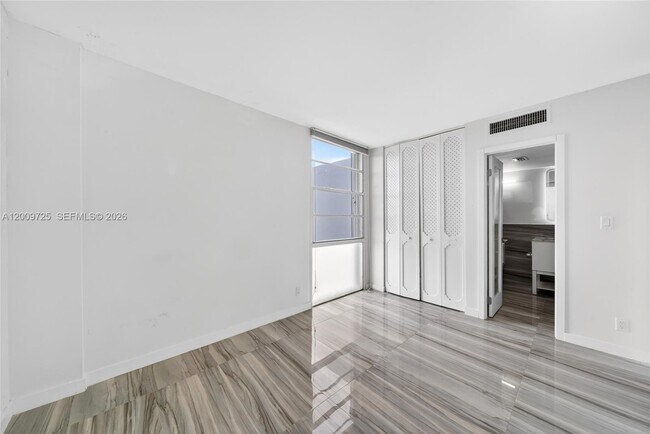 Building Photo - 3401 N Country Club Dr