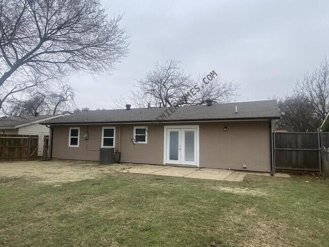 Building Photo - 1018 Harris Dr