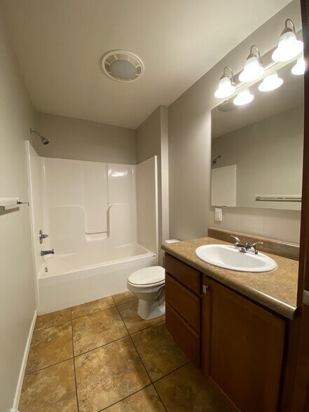 Building Photo - 1427 Springbrook Dr