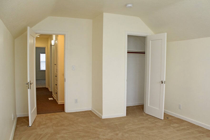 Building Photo - 9134 SE Ankeny St