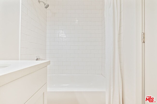 Building Photo - 821 3rd St