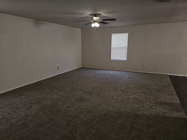 Building Photo - Huge House in a great area