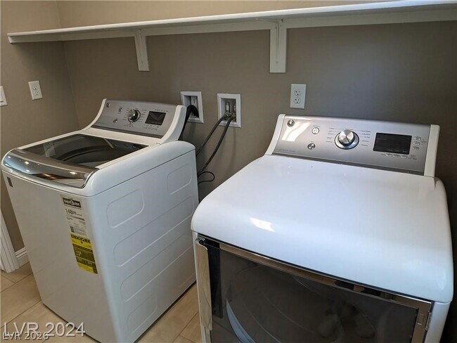 Building Photo - 909 Old Creek Way