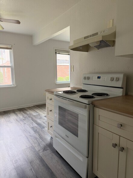 Building Photo - 2412 Azalea Garden Rd