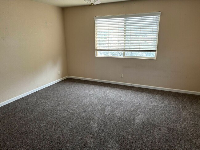 Building Photo - 4 bedroom 2.5 bath in NW Suburban Reno