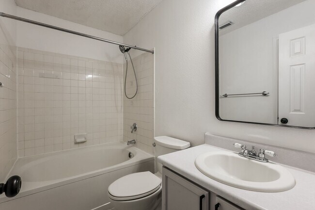 Building Photo - Spacious 3 bedroom only 8 miles from Randolph Air Force Base