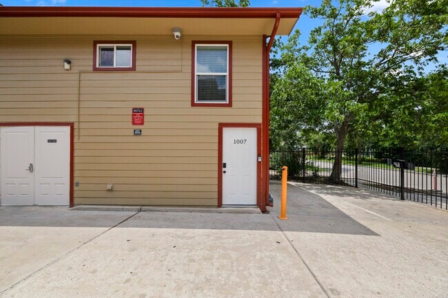 Building Photo - 1007 Eddington St