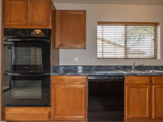 Building Photo - 3 Bedroom 2 Bathroom with Den
