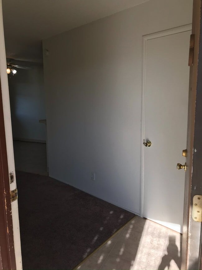 Building Photo - Convenient 2x1 with Parking- dog friendly!