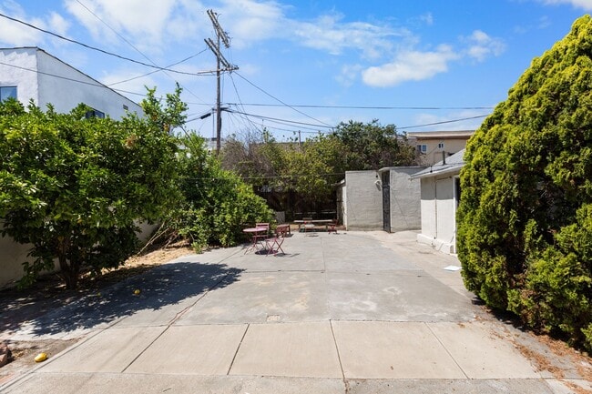 Building Photo - 3 Bedroom, 2 Bathroom apartment in a prime...
