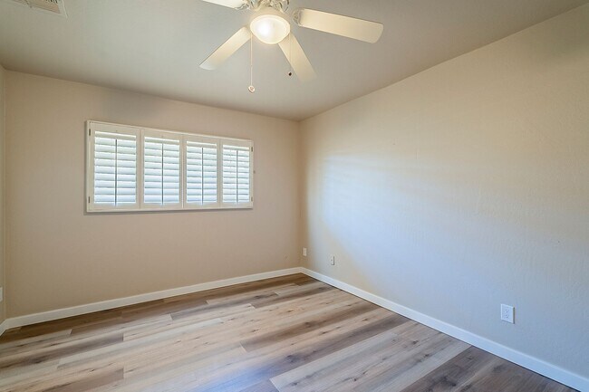 Building Photo - Move in Ready! 3 Bedrooms, 3 Bathrooms & P...