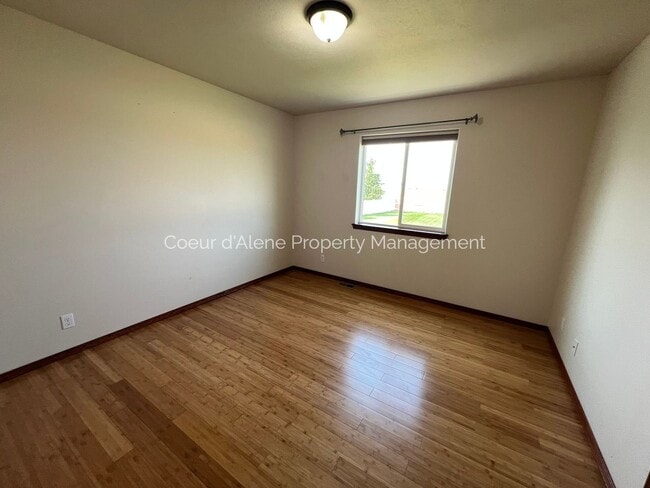 Building Photo - Well Maintained 4 bed house in The Landings
