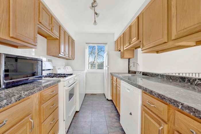 Building Photo - 1417 Cove Dr