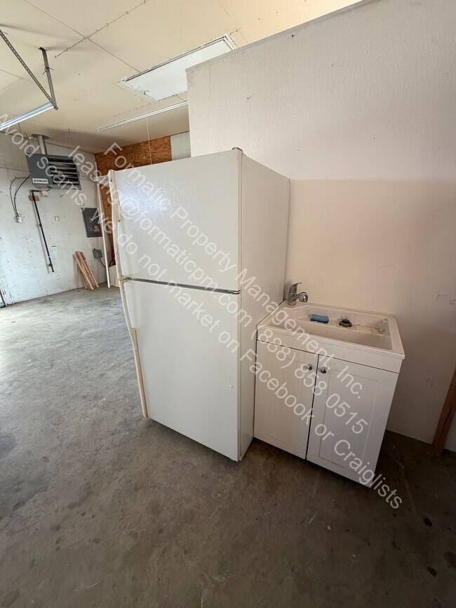 Building Photo - 105 2nd St