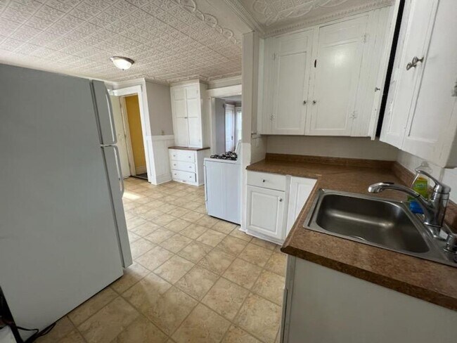 Building Photo - 109 W Rosedale Ave