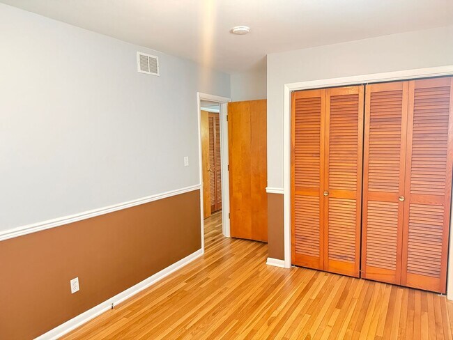 Building Photo - Extremely sharp 3 BR home in Normal