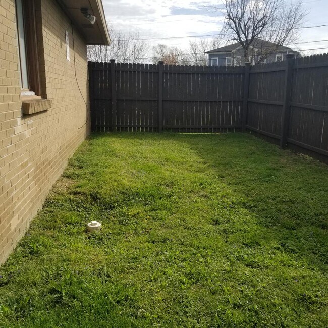 Green space enclosed with privacy fence. - 934 Boscobel St