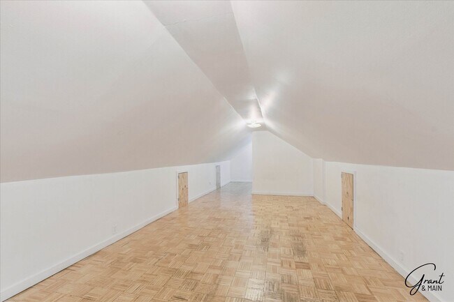 Building Photo - 3 bedroom - 1 bath  $1095/month