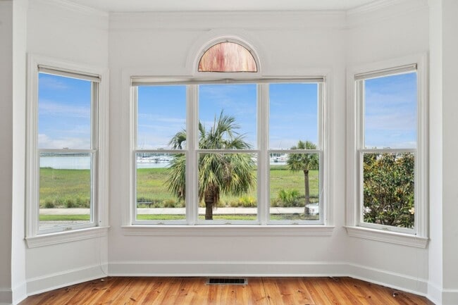 Building Photo - Move In Ready Waterfront Townhome in Downt...