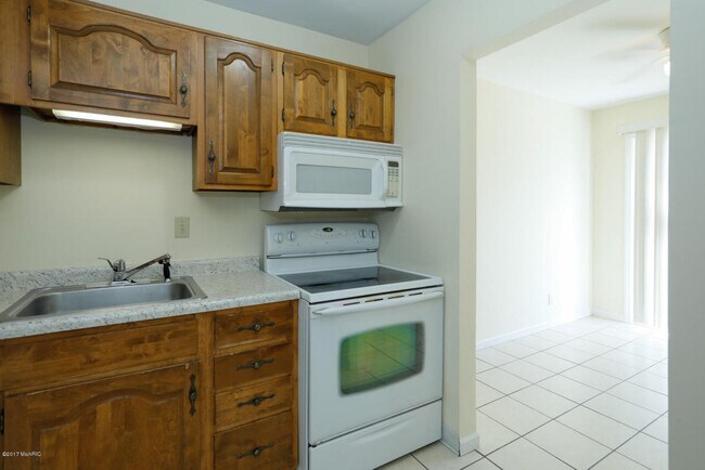 Building Photo - 3520 Kenbrooke Ct